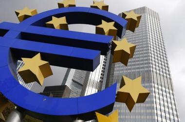 Una escultura con el logo del Euro a las afueras del Banco Central Europeo en Fráncfort